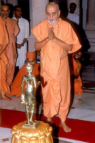 Swamishri offers humble respects, abhishek and prayers to Shri Nilkanth Varni 