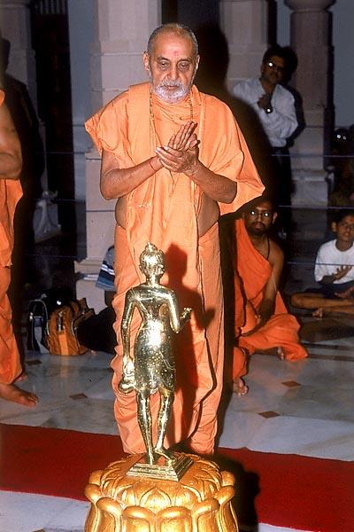 Swamishri offers humble respects, abhishek and prayers to Shri Nilkanth Varni 