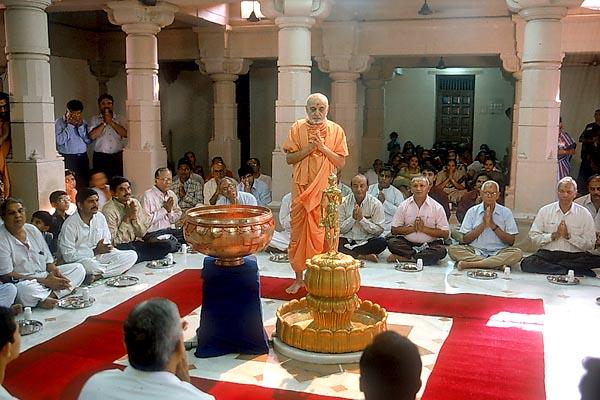 Swamishri prays before the murti of Nilkanth Varni