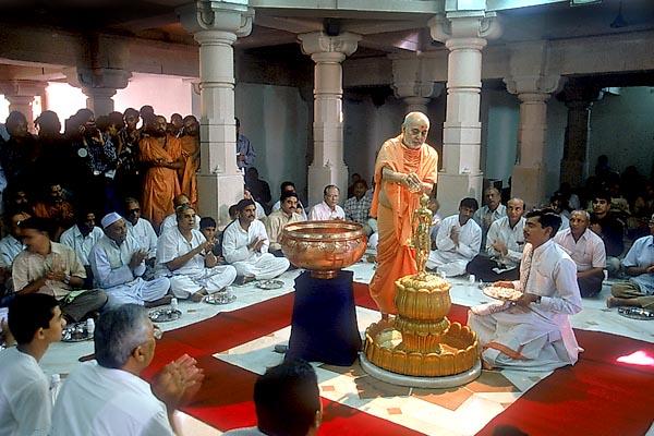 Swamishri offers abhishek to Nilkanth Varni amidst Vedic chantings