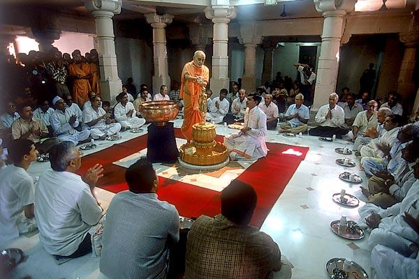 Swamishri offers abhishek to Nilkanth Varni amidst Vedic chantings