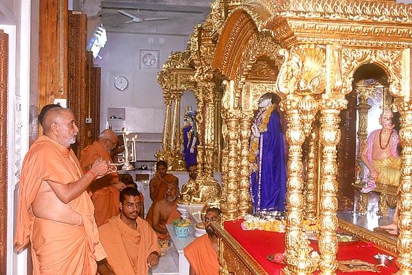 Swamishri performs pratishtha and arti of Sukh Shaiya in the mandir sanctum