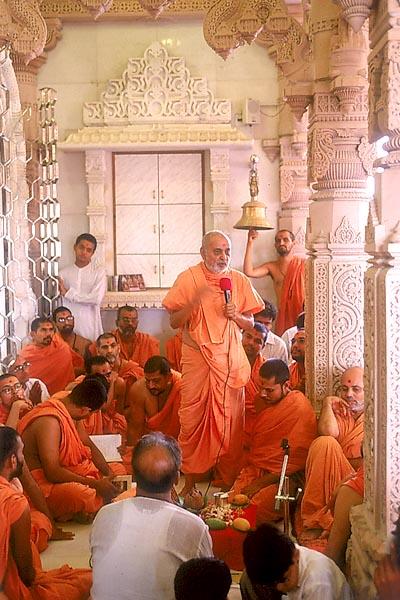 Swamishri addresses the gathering after the pratishtha