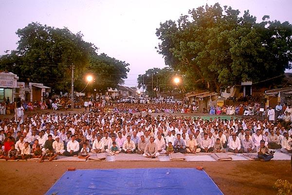 Devotees in assembly, Jadeshwar