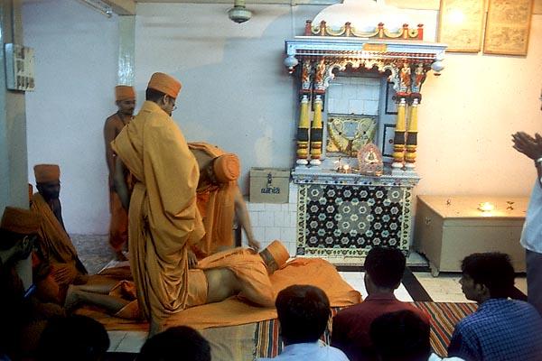 Swamishri prostrates to Thakorji