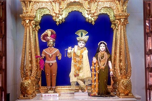 Shri Harikrishna Maharaj adorned in chandan and Shri Radha Krishna Dev