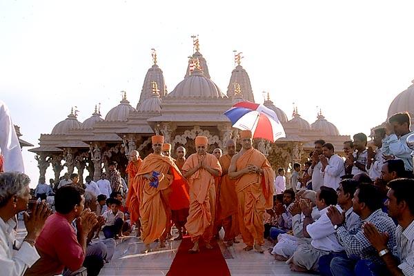 Swamishri departs after Thakorji's darshan