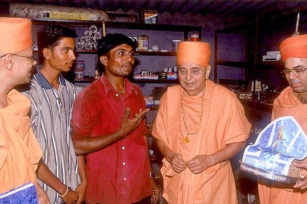   Swamishri then sanctifies Vikramsinh's electrical shop. Vikramsinh is overjoyed at Swamishri's unexpected presence