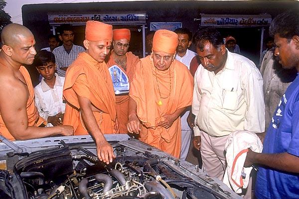 Swamishri is shown the broken diesel pipe in the car