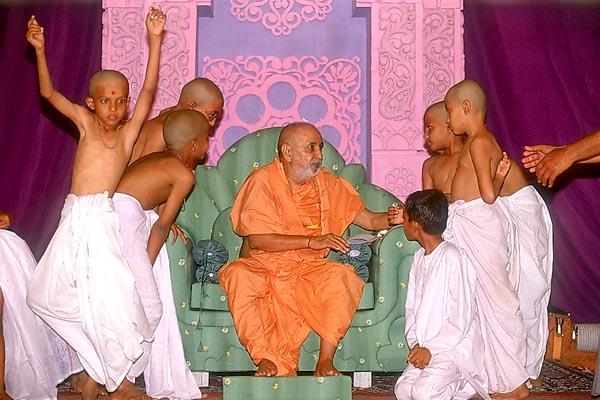 Swamishri talks to the balaks
