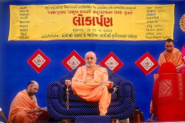 Dedication assembly in the presence of Swamishri of 18 earthquake-hit schools rebuilt by BAPS in Surendranagar district