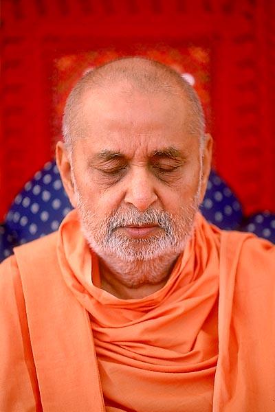 Swamishri meditates in his puja