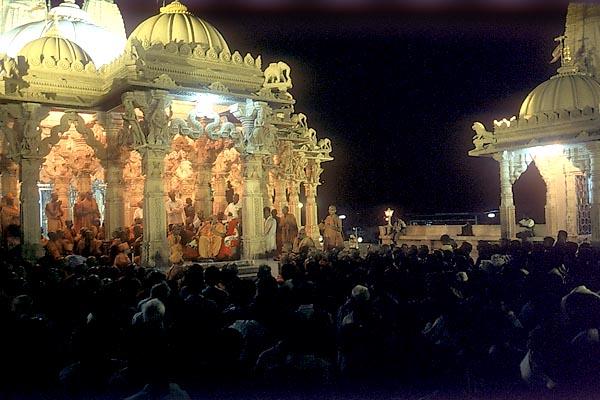 Shri Swaminarayan Mandir, Sankari, with sadhus and devotees during the assembly