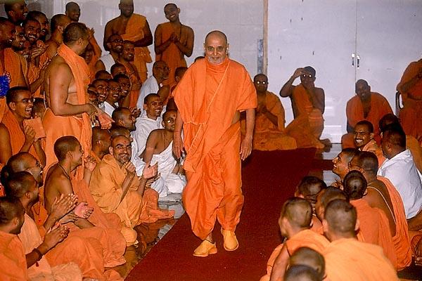  Swamishri doing his routine walk after the afternoon session in the Sant Shibir