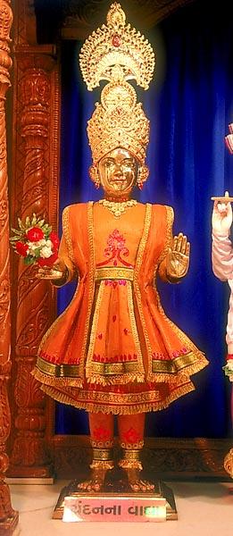 Shri Harikrishna Maharaj draped in chandan and beautiful designs 