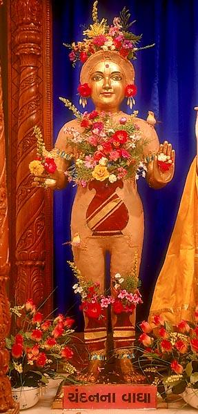 Beautifully adorned murti of Shri Harikrishna Maharaj in chandan