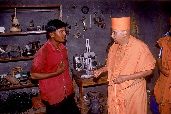   Swamishri then sanctifies Vikramsinh's electrical shop. Vikramsinh is overjoyed at Swamishri's unexpected presence