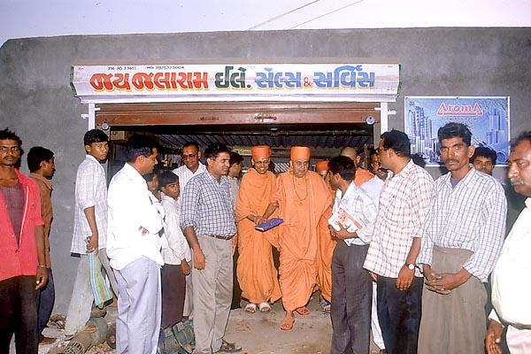   Swamishri at Vikramshinh's shop