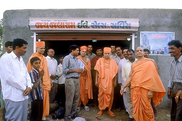  Swamishri at Vikramshinh's shop