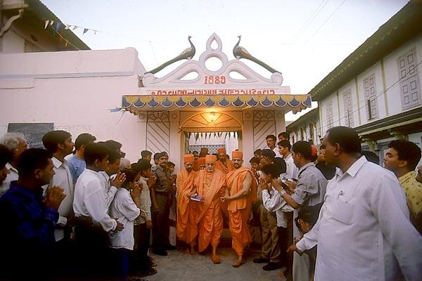 Swamishri takes leave from the Hari mandir in Jadeshwar