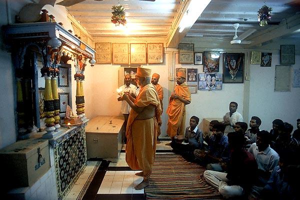 Swamishri performs arti at Hari mandir in Jadeshwar