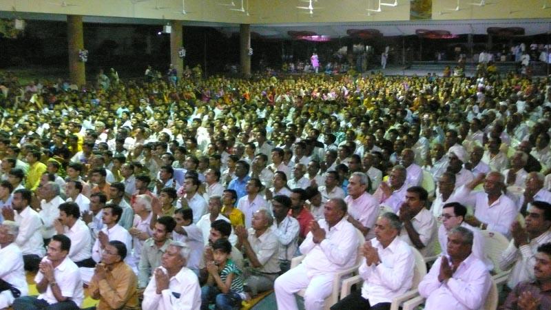 Devotees during the evening welcome assembly