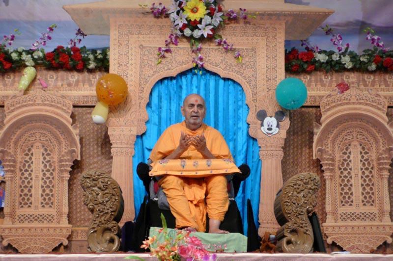  Swamishri blesses the satsang assembly