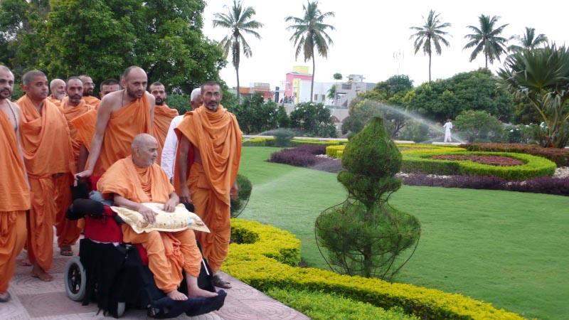 Swamishri visits the Mandir Complex