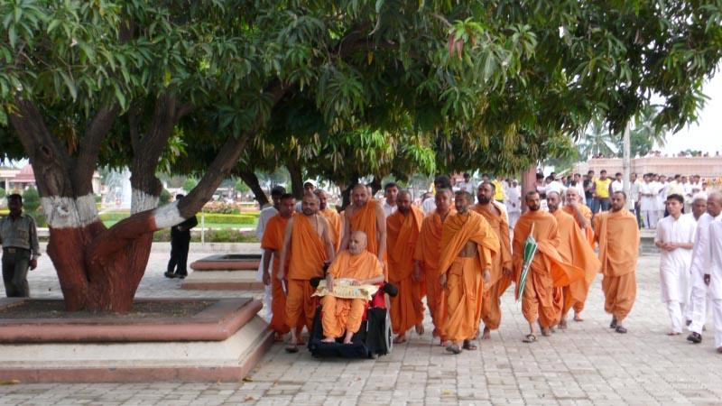 Swamishri visits the Mandir Complex