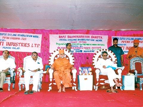 Pujya Bhagwatpriya Swami, the Chief Minister and donors on stage during the dedication assembly