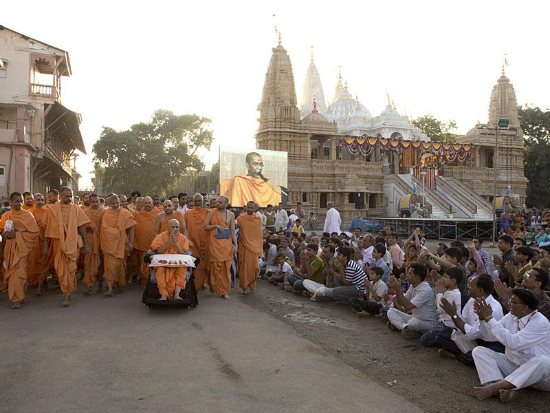 Diwali Celebration with Pramukh Swami Maharaj<br>Gondal<br>5 November 2010 - 