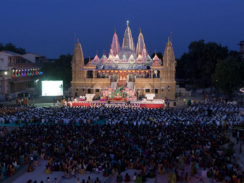 Diwali Celebration with Pramukh Swami Maharaj<br>Gondal<br>5 November 2010 - 