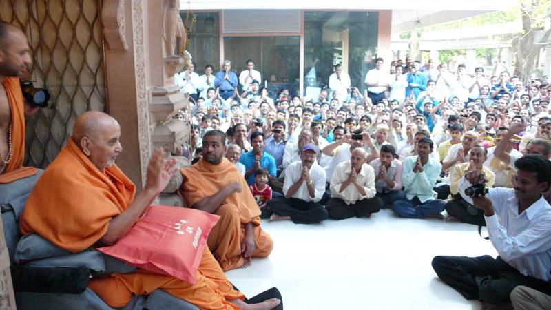 Swamishri bids Jai Swaminarayan