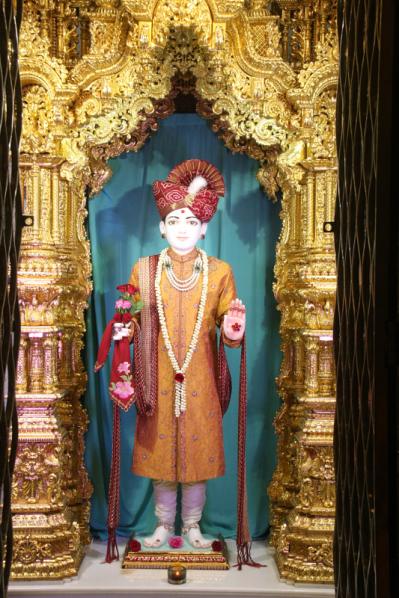 Swamishri engaged in darshan of Shri Ghanshyam Maharaj