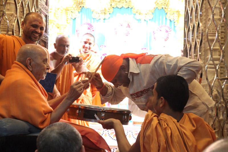Swamishri blesses the percussion maestro