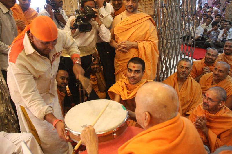 Swamishri sanctifies drum played by a percussion maestro