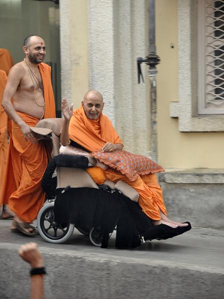 Pramukh Swami Maharaj in Atladra <br> 6 February 2011 - Swamishri in divine, jovial mood