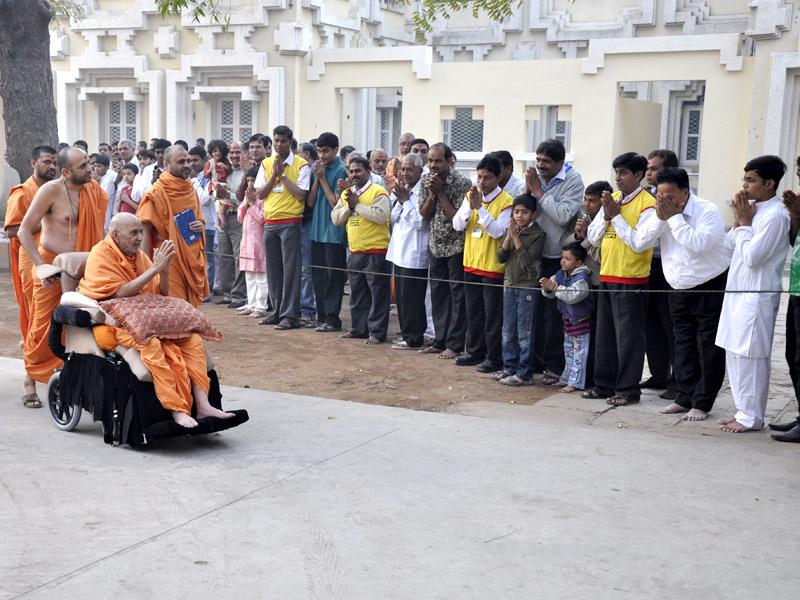 Pramukh Swami Maharaj in Atladra <br> 6 February 2011 - Swamishri bids Jai Swaminarayan to devotees