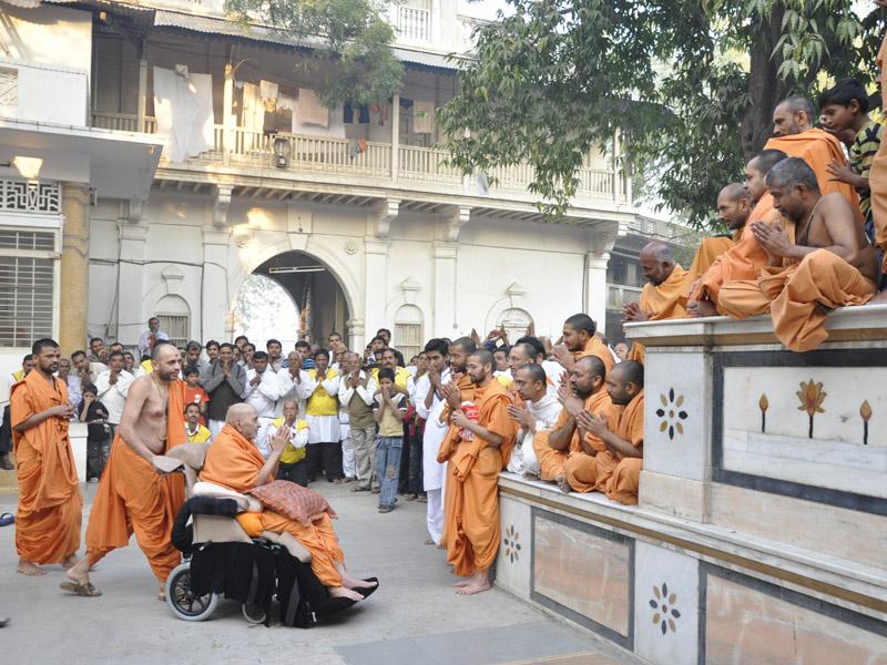 Pramukh Swami Maharaj in Atladra <br> 6 February 2011 - Swamishri bids Jai Swaminarayan to sadhus