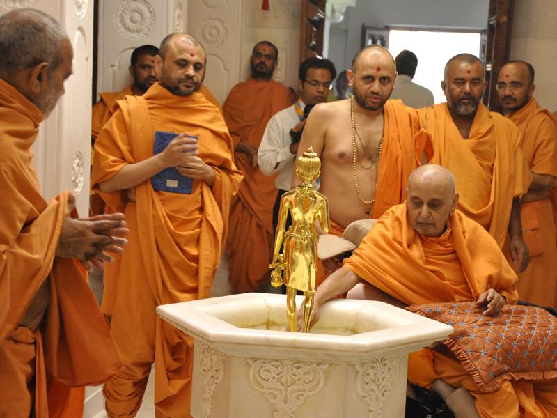 Pramukh Swami Maharaj in Atladra <br> 6 February 2011 - Swamishri engaged in darshan of Shri Nilkanth Varni abhishek murti