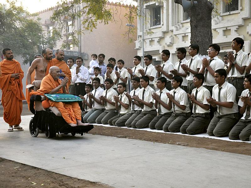 Pramukh Swami Maharaj in Atladra <br> 9 & 10 February 2011 - Swamishri bids Jai Swaminarayan to students of Swaminarayan Vidyamandir, Atladra