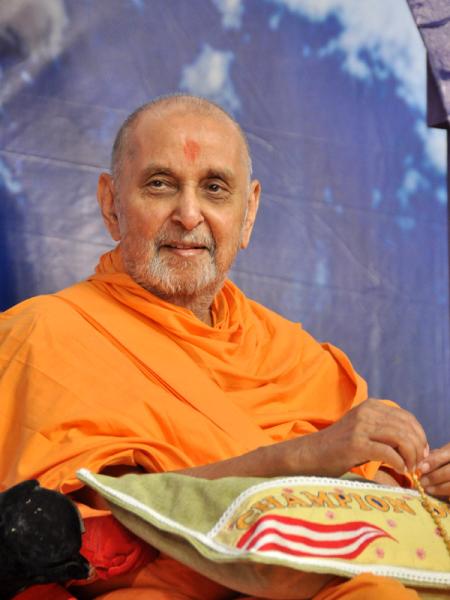 Pramukh Swami Maharaj in Atladra <br> 13 February 2011 - Swamishri responds during the drama
