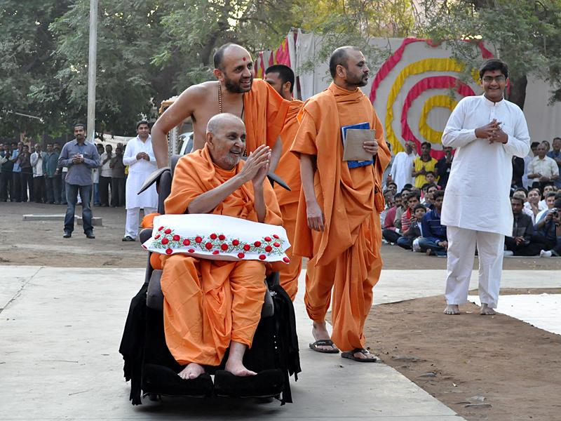 Pramukh Swami Maharaj in Atladra <br> 13 February 2011 - Swamishri bids Jai Swaminarayan to devotees