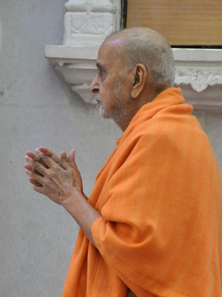Pramukh Swami Maharaj in Atladra <br> 15 & 16 February 2011 -  Swamishri engaged in Thakorji's darshan