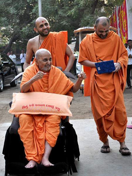 Pramukh Swami Maharaj in Atladra <br> 11 February 2011 - Swamishri in a divine, jovial mood
