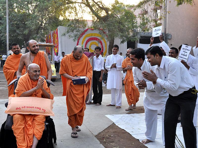 Pramukh Swami Maharaj in Atladra <br> 11 February 2011 - Swamishri blesses devotees