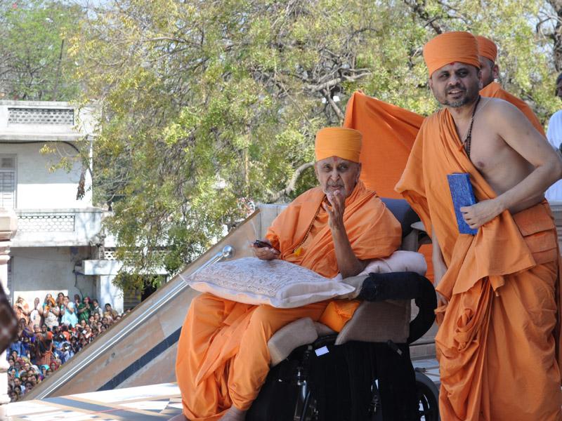 Pramukh Swami Maharaj in Atladra <br> 4 & 5 February 2011 - Swamishri in divine, jovial mood