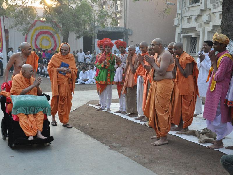 Pramukh Swami Maharaj in Atladra <br> 17 & 18 February 2011 -  A skit presentation by youths in front of Swamishri