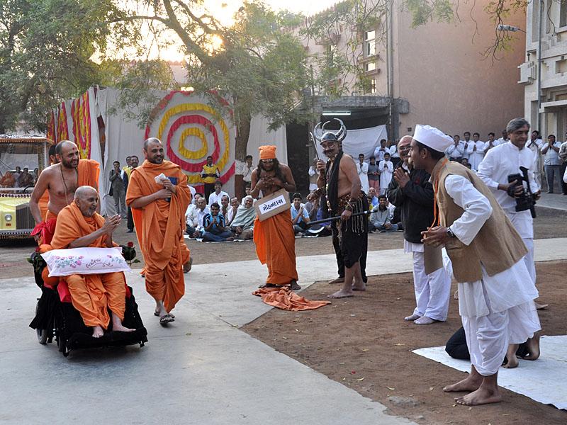 Pramukh Swami Maharaj in Atladra <br> 14 February 2011 - A skit presentation before Swamishri