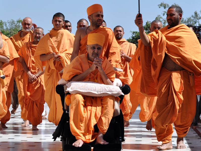 Pramukh Swami Maharaj in Atladra <br> 4 & 5 February 2011 - Swamishri arrives at Atladra mandir